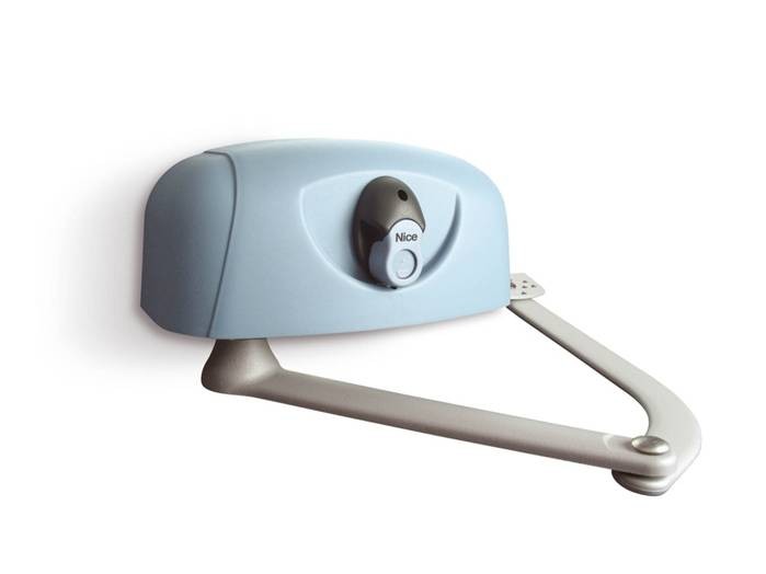 Рычажный привод, для ворот со створками шириной до 3 м и массой до 800 кг, 230В, интенсивность 30%, шарнирный рычаг, нереверсивный, ручная разблокировка, встроенные концевые выключатели. Комплект поставки: электропривод HY7005 (подходят БУ A60/A, A6F, A700F) NICE HY7005 Привод для распашных ворот HY7005